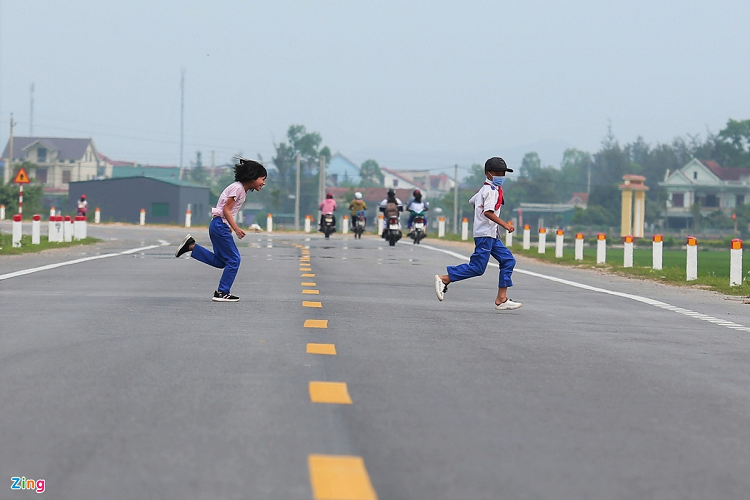 "Thiếu hệ thống đèn tín hiệu, gờ giảm tốc, biển cảnh báo nguy hiểm trong khi đường trải thảm nhựa đẹp nên tai nạn xảy ra thường xuyên. Có đêm xảy ra đến 4 vụ tai nạn ở cùng vị trí”, ông Khoa nói.