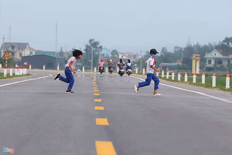 "Thiếu hệ thống đèn tín hiệu, gờ giảm tốc, biển cảnh báo nguy hiểm trong khi đường trải thảm nhựa đẹp nên tai nạn xảy ra thường xuyên. Có đêm xảy ra đến 4 vụ tai nạn ở cùng vị trí”, ông Khoa nói.