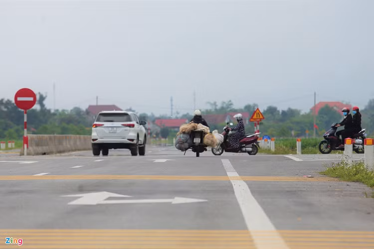 Tại huyện Lộc Hà, cơ quan chức năng cũng ghi nhận hàng loạt vụ tai nạn giao thông trên tuyến đường ven biển. Vị trí xảy ra tai nạn đều ở ngã tư dân sinh giao cắt đường ven biển. 