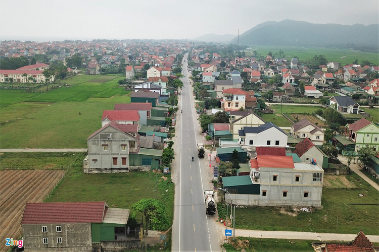 "Đường đẹp, rộng trong khi ý thức chấp hành giao thông chưa tốt nên các vụ tai nạn vẫn xảy ra", ông Tùng nói.