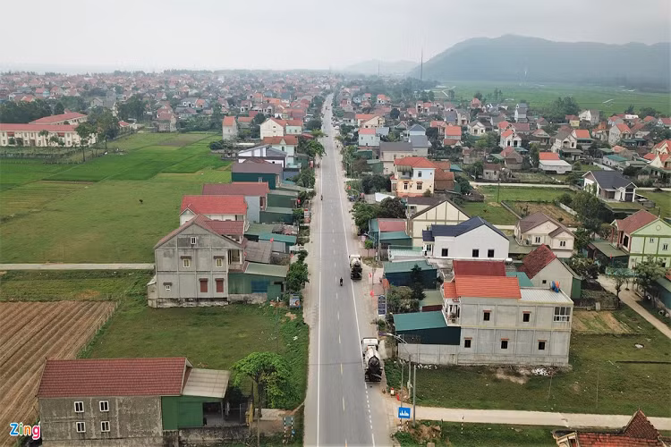 "Đường đẹp, rộng trong khi ý thức chấp hành giao thông chưa tốt nên các vụ tai nạn vẫn xảy ra", ông Tùng nói.