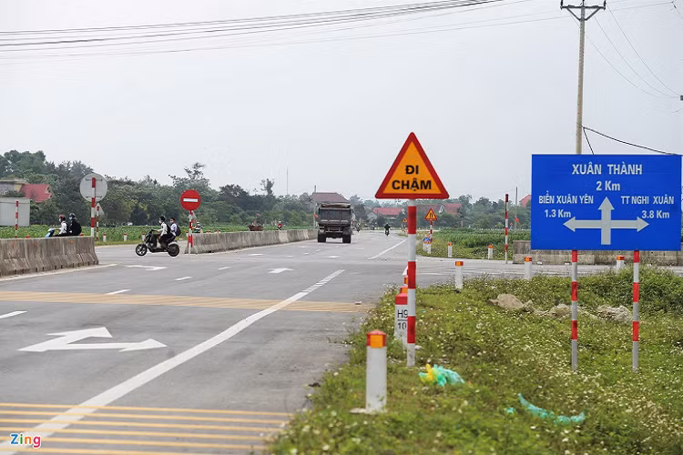 “Đường có nhiều ngã tư, đường dân sinh trong khi mới thảm nhựa, chưa giới hạn tốc độ nên nhiều người chạy nhanh, thiếu quan sát dẫn đến tai nạn”, một người dân xã Xuân Yên, huyện Nghi Xuân, cho hay. Trong ảnh là ngã tư đường liên xã Xuân Yên - Tiên Điền (xã Xuân Yên) giao cắt với đường ven biển nhưng chưa có đèn tín hiệu giao thông. 