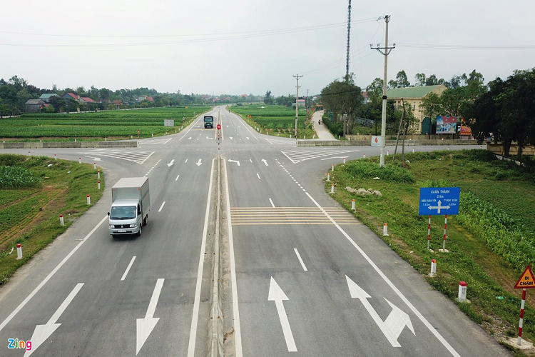 Dọc tuyến đường này có gần 100 điểm giao cắt, đường ngang dân sinh, trong đó có 20 điểm được đánh giá nguy hiểm, nguy cơ xảy ra tai nạn cao. Tuyến đường chưa có hệ thống đèn tín hiệu, giới hạn tốc độ, cảnh báo nguy hiểm. Theo người dân địa phương, gần một năm đường thông tuyến, đã có hàng chục vụ tai nạn nghiêm trọng xảy ra.