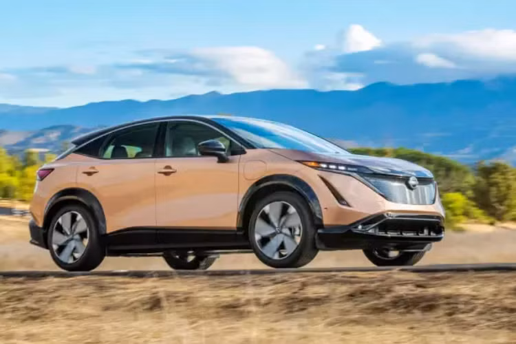 Giá xe Nissan Ariya 2023 bản tiêu chuẩn Venture+ niêm yết từ 44.950 USD (chưa bao gồm phí vận chuyển 1.175 USD). Phiên bản cao cấp hơn là Evolve+ có mức giá bao gồm vận chuyển là 48.950 USD. Trong khi 2 phiên bản cao cấp là Premiere và Platinum+ e-4ORCE có giá khởi điểm lần lượt là 53.450 USD và 58.950 USD.