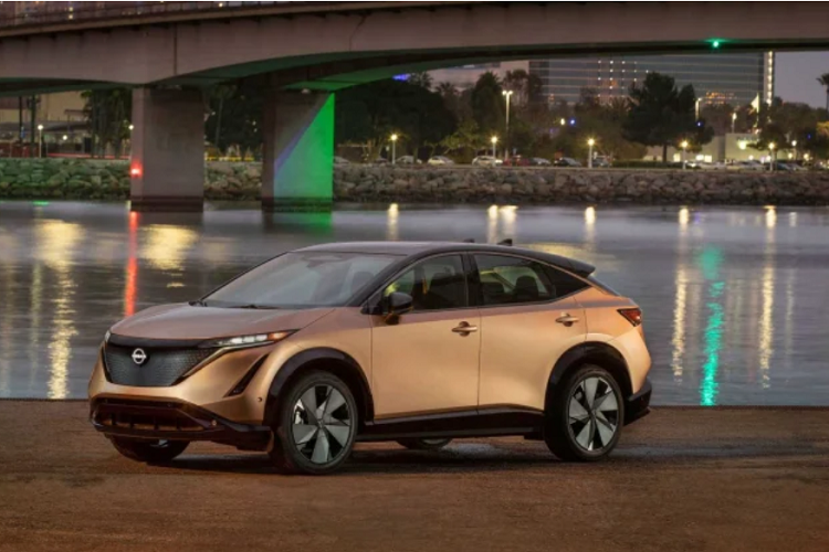 Trong khi đó khách hàng mua phiên bản dẫn động bốn bánh toàn thời gian AWD có thể phải chờ đến giai đoạn cuối năm sau.