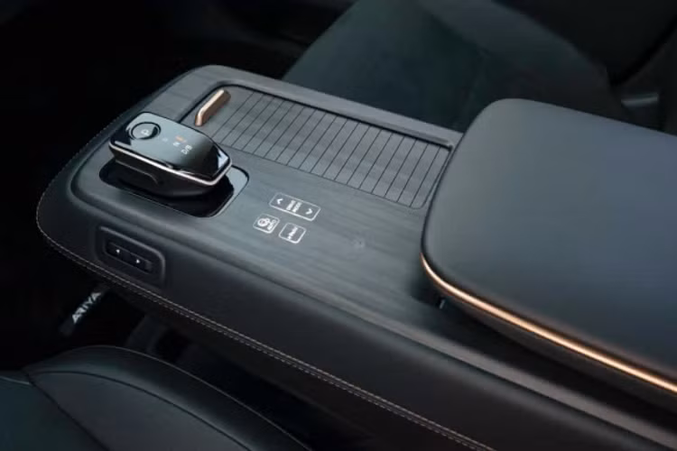 Khi công bố khởi động dự án Nissan Ariya chạy điện vào năm 2020, Nissan công bố phiên bản tiêu chuẩn sẽ được trang bị khối động cơ điện có công suất 215 mã lực.