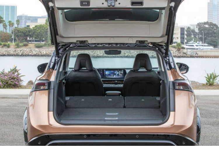 Mặc dù thời gian giao xe đã được ấn định vào mùa thu năm sau, tuy nhiên Nissan cũng cho biết chỉ có các phiên bản dẫn động cầu trước FWD.