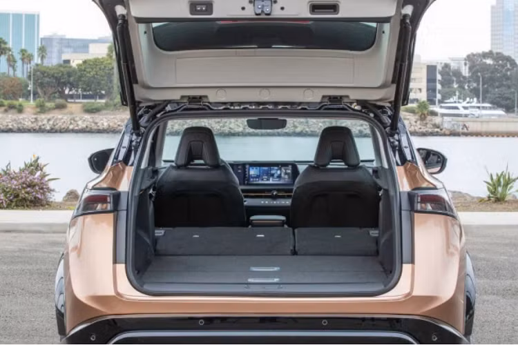 Mặc dù thời gian giao xe đã được ấn định vào mùa thu năm sau, tuy nhiên Nissan cũng cho biết chỉ có các phiên bản dẫn động cầu trước FWD.