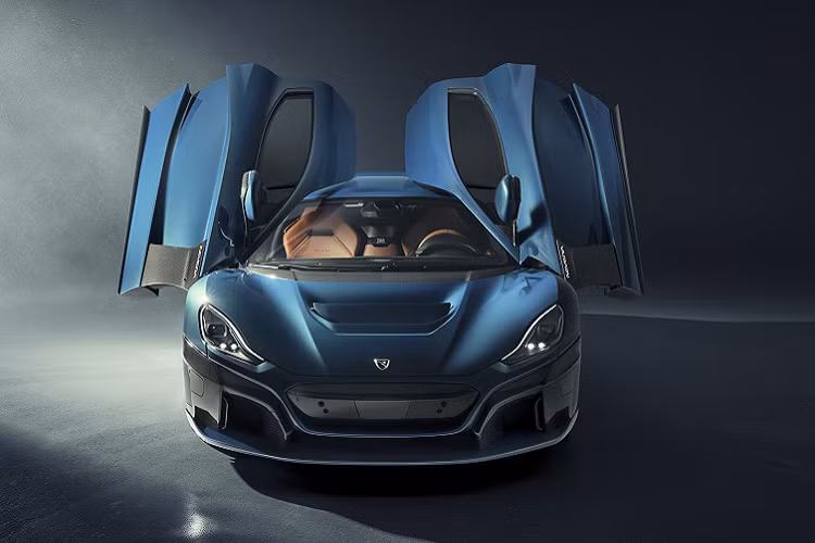 Mẫu siêu xe điện Rimac Nevera 2021 mới đã chính thức trình làng, đây là bản thương mại của mẫu concept C_Two ra mắt hồi 2018. Mẫu xe có 3 phiên bản GT, Signature và Timeless. Khách hàng sẽ được lựa chọn các tuỳ chọn cá nhân hoá về nội thất để tạo ra mẫu siêu xe điện cho riêng mình. Rimac Nevera là mẫu siêu xe điện không dành cho số đông khi chỉ có 150 xe được sản xuất trên toàn cầu với giá mỗi chiếc là 56 tỷ đồng.