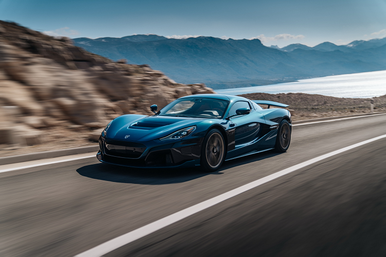 Rimac tự tin tuyên bố Nevera cung cấp không gian cho hai người ngồi trong bộ quần áo đua xe cùng hành lý, như một điểm nhấn cho mục đích kép của siêu xe điện.