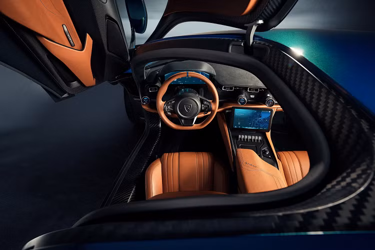 Cabin ở Rimac Nevera có ba màn hình độ nét cao gồm cụm đồng hồ, hệ thống thông tin giải trí và màn hình cho hành khách. Bảng điều khiển cũng có các nút điều khiển và công tắc xoay bằng nhôm, kết hợp cảm giác tương tự với công nghệ kỹ thuật số trên bảng điều khiển.