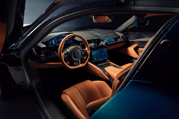 Chỉ riêng gói pin đã tăng thêm 37% độ cứng cho bộ khung xe liền khối bằng sợi carbon, trong khi vị trí tối ưu của bộ pin ở sàn xe mẫu siêu xe này không chỉ góp phần tạo ra trọng tâm thấp mà còn giúp cân bằng trọng lượng 48/52 khá tuyệt vời trước và sau. Do đó, đây là điểm mà Rimac cho là một trong những tính năng đột phát nhất ở Nevera.