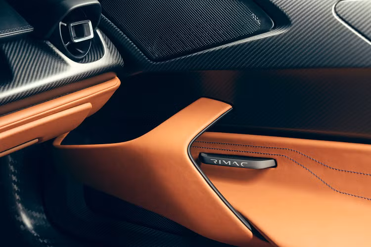 Rimac Nevera hoàn toàn mới là chiếc xe điện đầu tiên được trang bị hệ thống AI Driver Coach (huấn luyện viên lái xe ảo). Hệ thống này sẽ đánh giá khả năng điều khiển xe của người lái trên đường đua và đưa ra những lời khuyên thích hợp. Cụ thể, Driver Coach sẽ sử dụng 12 cảm biến siêu âm, 13 camera, 6 radar và hệ điều hành Pegasus của NVIDIA để thu thập thông tin về các đường đua đã chọn trong thời gian thực.