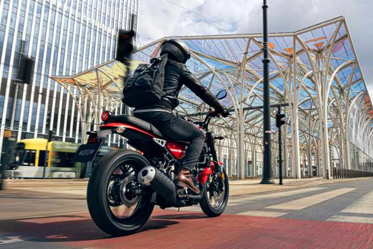 Là mẫu xe nhỏ nhất trong dòng Sport Heritage nhưng mẫu xe naked-bike Yamaha XSR 125 có màu ngoại thất đỏ nổi bật, gây chú ý cho người đối diện. Tuỳ chọn màu này hiếm thấy trên các mẫu xe mạnh mẽ hơn. Ngoài ra, XSR 125 còn có màu vàng, tăng vẻ cá tính cho chiếc xe. Ngoại hình nhỏ gọn, phù hợp đô thị nhưng chiều dài cơ sở XSR 125 tương đương mẫu XSR 155 (1.330 mm).