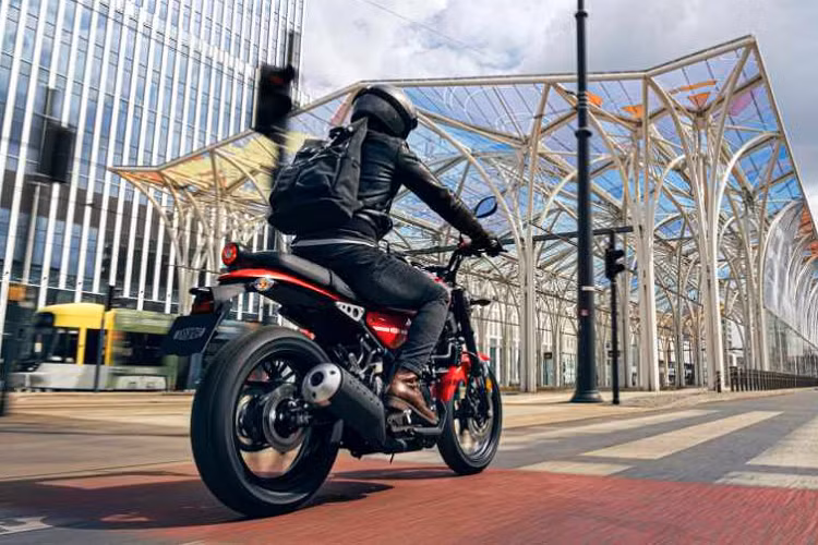 Là mẫu xe nhỏ nhất trong dòng Sport Heritage nhưng mẫu xe naked-bike Yamaha XSR 125 có màu ngoại thất đỏ nổi bật, gây chú ý cho người đối diện. Tuỳ chọn màu này hiếm thấy trên các mẫu xe mạnh mẽ hơn. Ngoài ra, XSR 125 còn có màu vàng, tăng vẻ cá tính cho chiếc xe. Ngoại hình nhỏ gọn, phù hợp đô thị nhưng chiều dài cơ sở XSR 125 tương đương mẫu XSR 155 (1.330 mm).