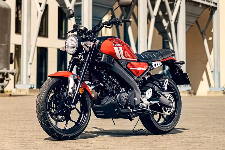 Giảm xóc trước dạng hành trình ngược đường kính 37 mm, hành trình 130 mm. Giảm xóc sau hành trình 110 mm. Xe được trang bị hệ thống ABS 2 kênh với đĩa phanh trước đường kính 267 mm và đĩa phanh sau 220 mm.