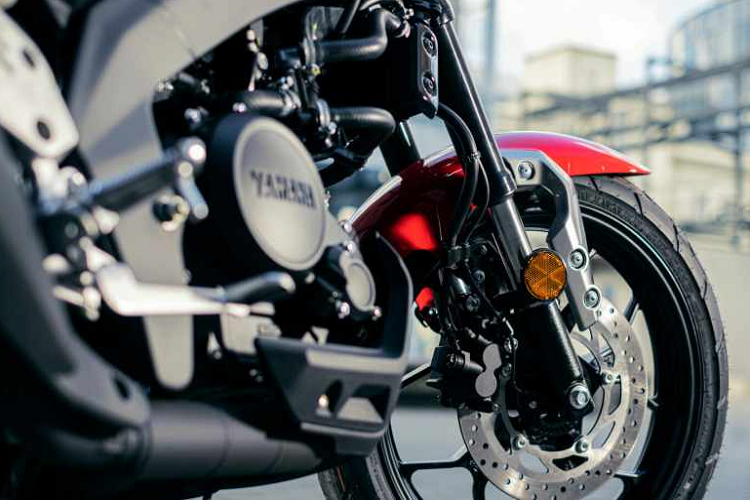 Yamaha XSR 125 sở hữu động cơ SOHC 125 cc, làm mát bằng chất lỏng, có công suất 14,7 mã lực tại 10.000 vòng/phút, mô-men xoắn cực đại 11,5 Nm tại 8.000 vòng/phút. Xe được trang bị hệ thống van biến thiên VVA, trọng lượng ướt 140 kg.