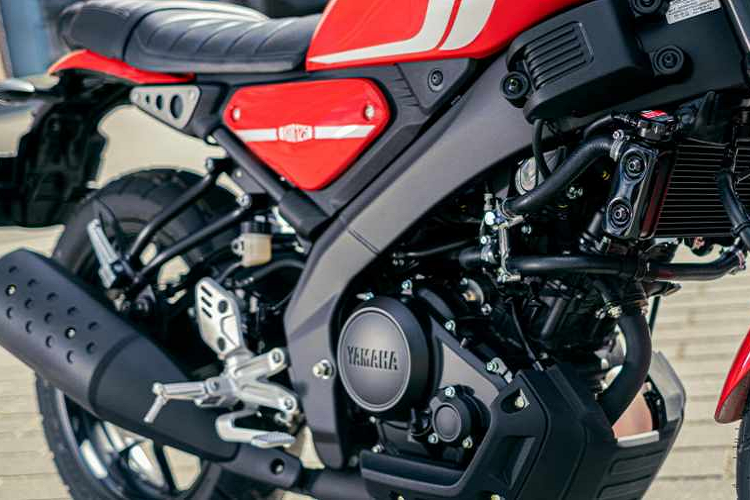 Giá xe Yamaha XSR 125 khoảng 145 triệu đồng với 3 màu sơn bao gồm đen, vàng và đỏ. Xe sẽ được bán ra tại châu Âu vào tháng 6/2021 này. Ở châu Âu, Yamaha không có XSR 155 nên sự xuất hiện của XSR 125 khoả lấp chỗ trống mẫu xe nhỏ gọn, phù hợp giao thông đô thị và nhóm khách hàng mới lấy bằng lái.