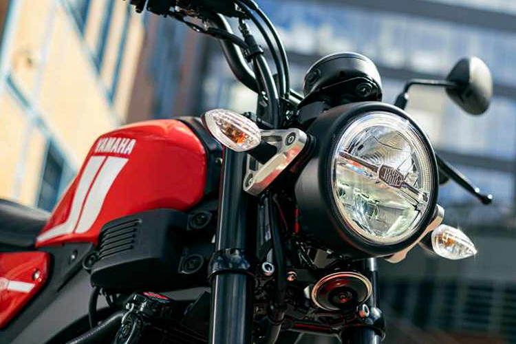 Đèn pha dạng tròn, chia làm 2 tầng. Cách bố trí đèn báo rẽ tương tự XSR 155. Yên xe dạng liền với thiết kế cổ điển kèm chiều cao là 815 mm, tương đối phù hợp với người châu Á. Bình xăng 11 lít.