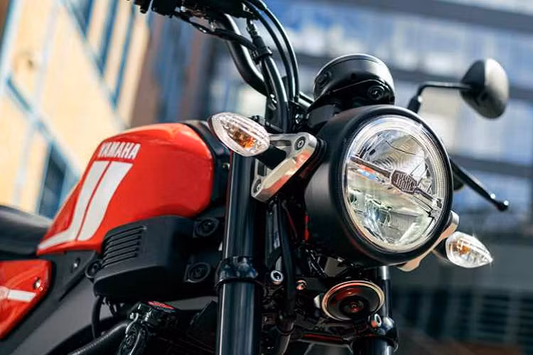 Đèn pha dạng tròn, chia làm 2 tầng. Cách bố trí đèn báo rẽ tương tự XSR 155. Yên xe dạng liền với thiết kế cổ điển kèm chiều cao là 815 mm, tương đối phù hợp với người châu Á. Bình xăng 11 lít.