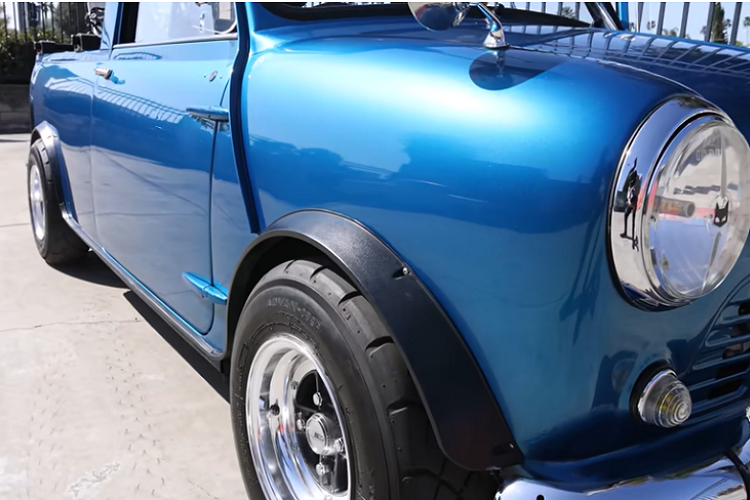 Với kích thước nhỏ bé, Austin Mini Truck đương nhiên không thể gồng gánh tải trọng nặng như Ford F-250, nhưng đối với hàng hóa tạp phẩm, xe đạp, hay thậm chí một khúc gỗ thì là thừa đủ.