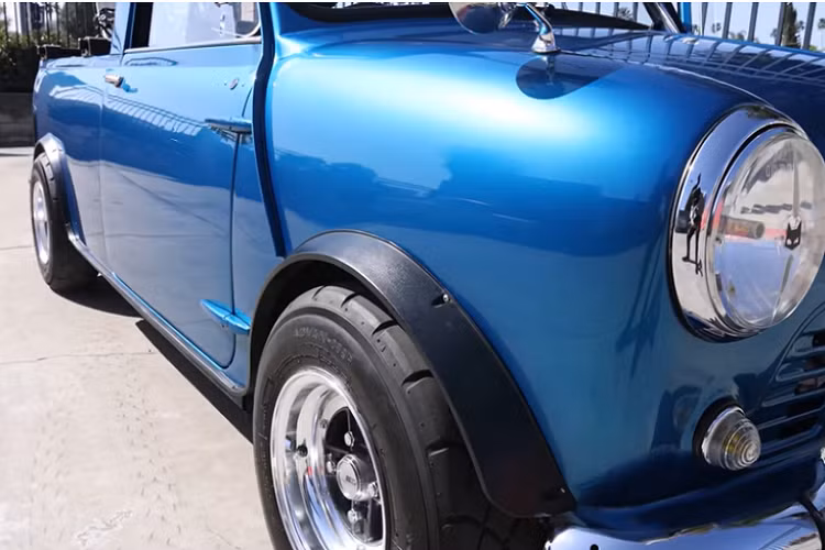 Với kích thước nhỏ bé, Austin Mini Truck đương nhiên không thể gồng gánh tải trọng nặng như Ford F-250, nhưng đối với hàng hóa tạp phẩm, xe đạp, hay thậm chí một khúc gỗ thì là thừa đủ.