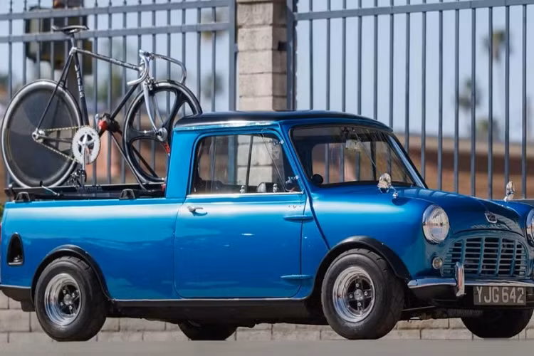 Trong thế giới những chiếc xe ngày một to lớn qua mỗi thế hệ, mẫu Austin Mini 1962 cổ điển càng trở nên nổi bật hơn bao giờ hết. Điều này đặc biệt đúng với chiếc xe bán tải Austin Mini ở đây khi nó chỉ giống như một “người tí hon” trước những chiếc xe bán tải khổng lồ trên đường phố Mỹ. Trong một video mới trên kênh YouTube “Hoonigan Auto Focus”, chúng ta có cơ hội tìm hiểu về một chiếc bán tải Austin Mini Truck cực kỳ thú vị với lớp sơn xanh biển.