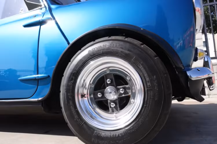 Xe bán tải Austin Mini là 1 trong những kiểu thân vỏ hiếm của mẫu Mini cổ điển. Được chế tạo từ năm 1961 – 1983, Austin đã bán khoảng 58.000 chiếc trong suốt thời gian sản xuất kéo dài 22 năm.