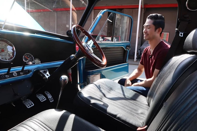 Ricky, chủ nhân của chiếc Austin Mini Truck 1962 tí hon đã mơ ước được sở hữu một chiếc Mini cổ điển trong nhiều thập kỷ. Sau khi bước đến một điểm đã sẵn sàng trong cuộc đời, anh ấy liền may mắn tìm thấy một chiếc bán tải Austin Mini được rao bán ở Texas, và lập tức lên đường bay đến đó từ California. Kết quả, chiếc bán tải tí hon đã có chủ mới và Ricky thì hoàn thành giấc mơ sở hữu Mini của mình.