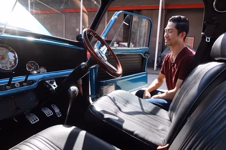 Ricky, chủ nhân của chiếc Austin Mini Truck 1962 tí hon đã mơ ước được sở hữu một chiếc Mini cổ điển trong nhiều thập kỷ. Sau khi bước đến một điểm đã sẵn sàng trong cuộc đời, anh ấy liền may mắn tìm thấy một chiếc bán tải Austin Mini được rao bán ở Texas, và lập tức lên đường bay đến đó từ California. Kết quả, chiếc bán tải tí hon đã có chủ mới và Ricky thì hoàn thành giấc mơ sở hữu Mini của mình.