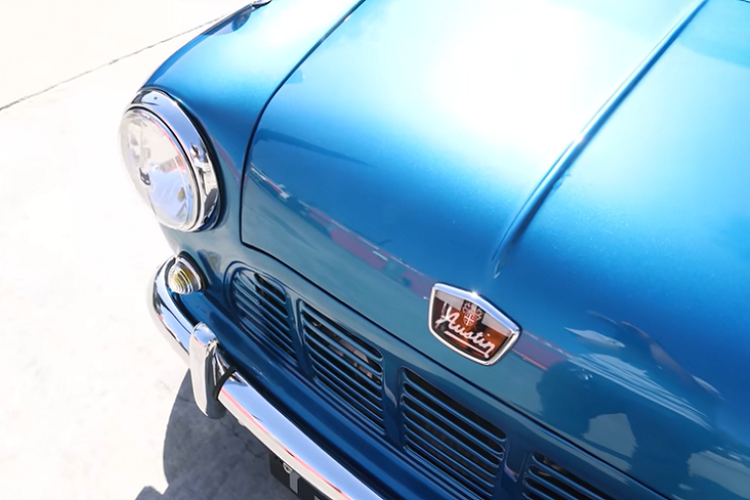 Để tạo nên Mini Truck, Austin đã loại bỏ khu vực ghế ngồi phía sau để tạo chỗ cho thùng xe kéo dài quá bánh sau một chút.