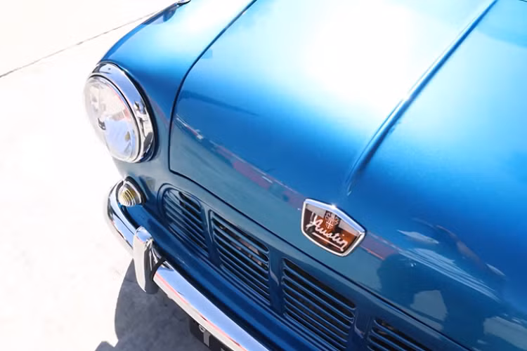 Để tạo nên Mini Truck, Austin đã loại bỏ khu vực ghế ngồi phía sau để tạo chỗ cho thùng xe kéo dài quá bánh sau một chút.