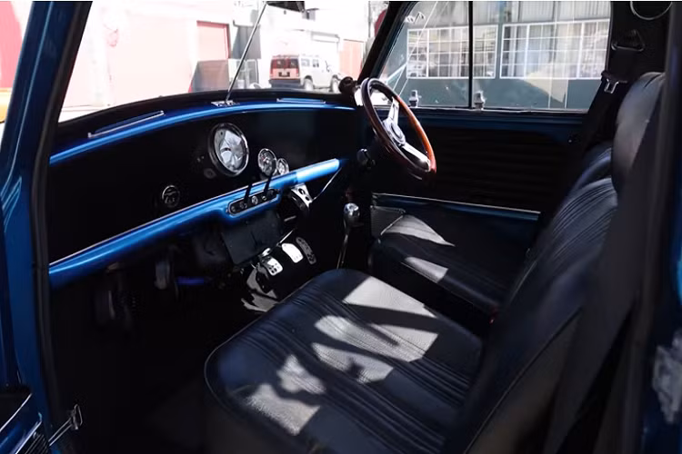 Sau khi mua xe về, Ricky có tiến hành độ một số phụ tùng theo phong cách Nhật Bản và sử dụng nó làm phương tiện mỗi ngày.