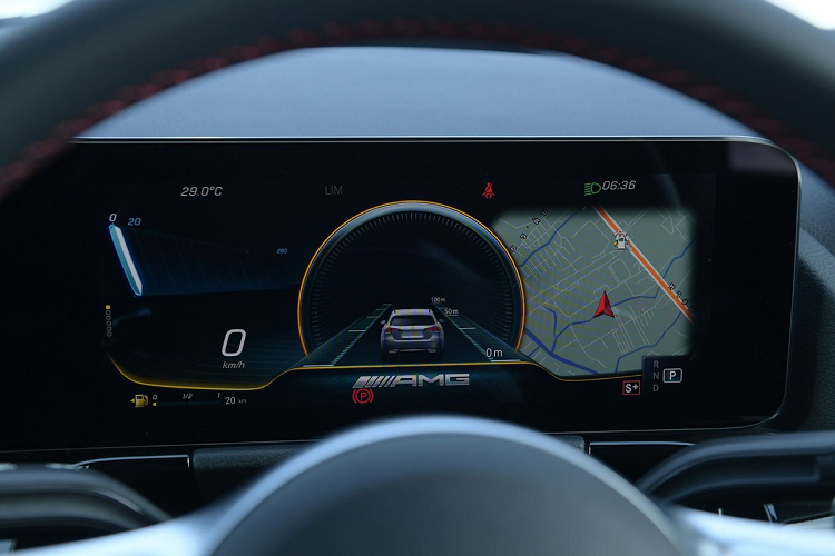 Hệ thống thông tin giải trí MBUX trên GLA 35 4MATIC 2021 thuộc thế hệ mới nhất, với 2 màn hình buồng lái Digital Widescreen 10,25 inch có chế độ hiển thị đặc biệt của Mercedes-AMG. Bảng điều khiển Touchpad trung tâm và hệ thống lệnh thoại mới "Hey Mercedes". Màn hình giải trí trung tâm hỗ trợ kết nối điện thoại thông minh, tương thích Apple CarPlay và Android Auto, bản đồ 3D, kết nối trực tuyến 4G.