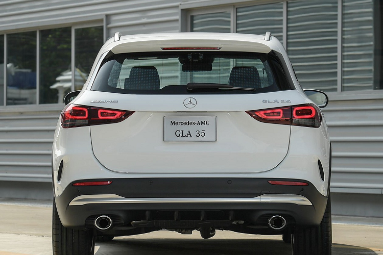 Mẫu crossover này cũng được trang bị công nghệ AMG Performance 4MATIC giúp vào cua dễ dàng hơn, hệ thống treo thể thao AMG Ride Control và 3 chế độ lái gồm Comfort, Sport hoặc Sport +, hệ thống phanh hiệu suất cao của AMG.