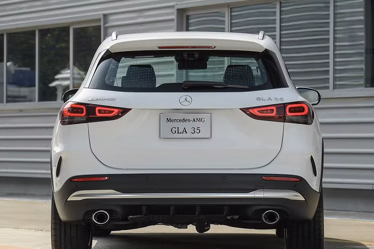 Mẫu crossover này cũng được trang bị công nghệ AMG Performance 4MATIC giúp vào cua dễ dàng hơn, hệ thống treo thể thao AMG Ride Control và 3 chế độ lái gồm Comfort, Sport hoặc Sport +, hệ thống phanh hiệu suất cao của AMG.