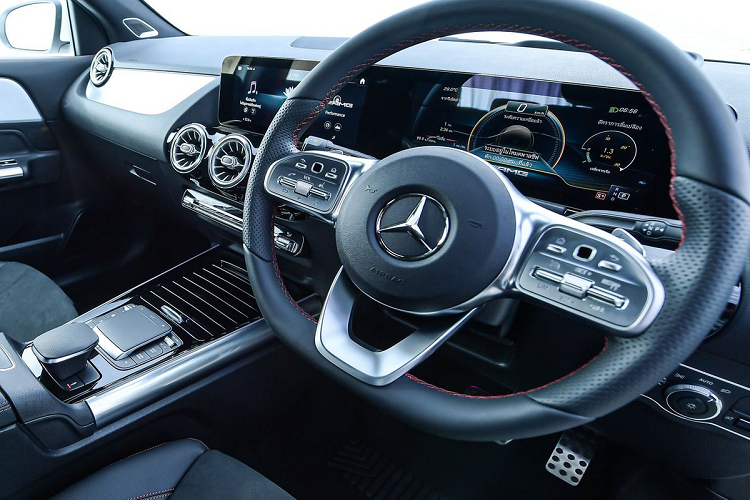 Bên trong, GLA 35 4MATIC thế hệ mới được trang bị tiêu chuẩn vô lăng 3 chấu thể thao, bọc da Nappa, tích hợp nút chức năng và cảm ứng. Ghế ngồi thể thao AMG Sport, được bọc da Artico và Dinamica. Nhằm tạo sự tương phản trong cabin, chỉ khâu và dây an toàn có màu đỏ. Xe còn có hệ thống đèn trang trí nội thất tùy chỉnh 64 màu.