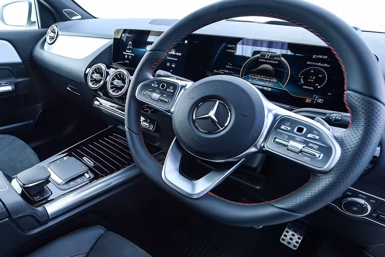 Bên trong, GLA 35 4MATIC thế hệ mới được trang bị tiêu chuẩn vô lăng 3 chấu thể thao, bọc da Nappa, tích hợp nút chức năng và cảm ứng. Ghế ngồi thể thao AMG Sport, được bọc da Artico và Dinamica. Nhằm tạo sự tương phản trong cabin, chỉ khâu và dây an toàn có màu đỏ. Xe còn có hệ thống đèn trang trí nội thất tùy chỉnh 64 màu.