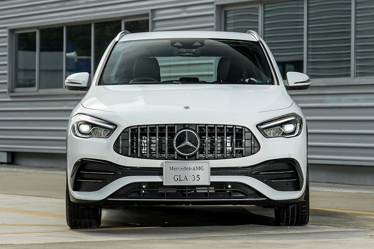 Merceses-Benz Thái Lan vừa cho ra mắt mẫu Mercedes-AMG GLA 35 4MATIC 2021 mới. Chiếc crossover hiệu suất cao là sản phẩm mới nhất của Mercedes-AMG tại thị trường này, giá xe Mercedes-AMG GLA 35 4MATIC 2021 bán ra từ 3,19 triệu baht, tương đương 103.895 USD (khoảng hơn 2,3 8 tỷ đồng).