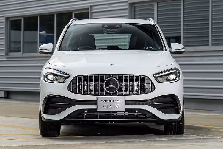 Merceses-Benz Thái Lan vừa cho ra mắt mẫu Mercedes-AMG GLA 35 4MATIC 2021 mới. Chiếc crossover hiệu suất cao là sản phẩm mới nhất của Mercedes-AMG tại thị trường này, giá xe Mercedes-AMG GLA 35 4MATIC 2021 bán ra từ 3,19 triệu baht, tương đương 103.895 USD (khoảng hơn 2,3 8 tỷ đồng).