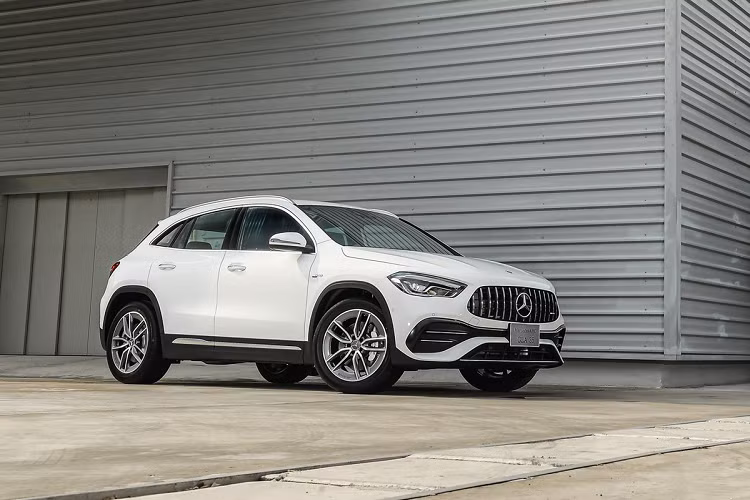 Mercedes-AMG GLA 35 4MATIC thế hệ thứ 2 được ra mắt thế giới vào năm 2020. Là phiên bản hiệu suất cao, xe được trang bị nhiều chi tiết của AMG như lưới tản nhiệt mới, đèn pha full-LED hiệu suất cao, hốc gió trước, líp cản trước, cánh gió sau, bộ mâm hợp kim 19 inch 5 chấu kép và hệ thống ống xả thể thao.