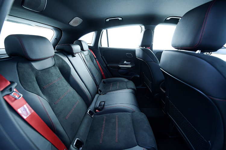 Những công nghệ an toàn và hỗ trợ lái trên GLA 35 mới gồm hệ thống hỗ trợ đỗ xe tự động, camera lùi, cảm biến Parktronic, hệ thống hỗ trợ phanh chủ động, cảnh báo mất tập trung, kiểm soát cân bằng tự động...