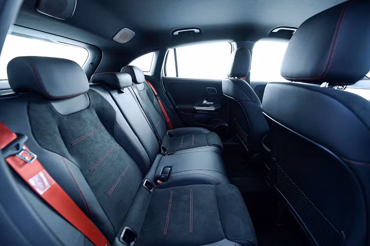 Những công nghệ an toàn và hỗ trợ lái trên GLA 35 mới gồm hệ thống hỗ trợ đỗ xe tự động, camera lùi, cảm biến Parktronic, hệ thống hỗ trợ phanh chủ động, cảnh báo mất tập trung, kiểm soát cân bằng tự động...