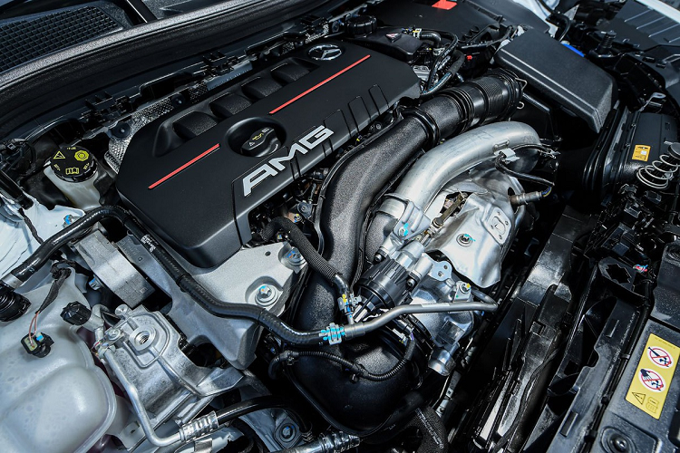 "Trái tim" của Mercedes-AMG GLA 35 4MATIC 2021 là động cơ xăng 2.0L tăng áp, hộp số tự động ly hợp kép 8 cấp AMG Speedshift DCT 8G. Khối động cơ này có công suất cực đại 306 mã lực tại 5.800 vòng/phút, mô-men xoắn cực đại 400 Nm từ 3.000-4.000 vòng/phút. Khả năng tăng tốc 0-100 km/h của mẫu xe này là 5,1 giây, trước khi đạt tốc độ tối đa 250 km/h