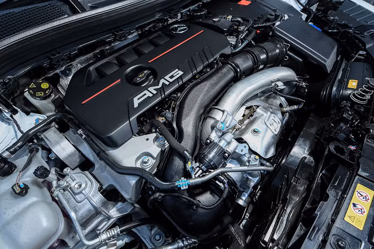 "Trái tim" của Mercedes-AMG GLA 35 4MATIC 2021 là động cơ xăng 2.0L tăng áp, hộp số tự động ly hợp kép 8 cấp AMG Speedshift DCT 8G. Khối động cơ này có công suất cực đại 306 mã lực tại 5.800 vòng/phút, mô-men xoắn cực đại 400 Nm từ 3.000-4.000 vòng/phút. Khả năng tăng tốc 0-100 km/h của mẫu xe này là 5,1 giây, trước khi đạt tốc độ tối đa 250 km/h