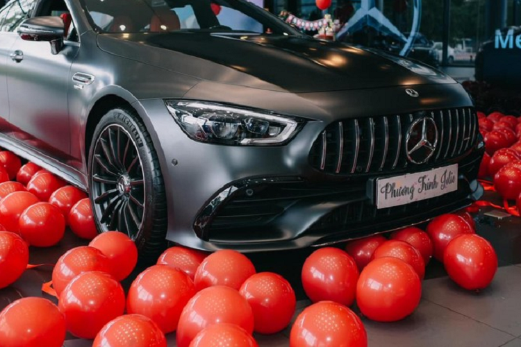 Dòng xe Mercedes-AMG GT tại Việt Nam đa phần là mẫu xe 2 cửa từ tiêu chuẩn, bản mui trần, Mercedes-AMG GT S Edition đến Mercedes-AMG GT R hay Mercedes-AMG GT R Pro. Chính vì thế, sự có mặt của mẫu xe Mercedes-AMG GT53 là 1 cơn gió mới cho các khách hàng trải nghiệm.