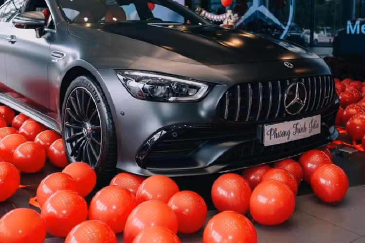 Dòng xe Mercedes-AMG GT tại Việt Nam đa phần là mẫu xe 2 cửa từ tiêu chuẩn, bản mui trần, Mercedes-AMG GT S Edition đến Mercedes-AMG GT R hay Mercedes-AMG GT R Pro. Chính vì thế, sự có mặt của mẫu xe Mercedes-AMG GT53 là 1 cơn gió mới cho các khách hàng trải nghiệm.