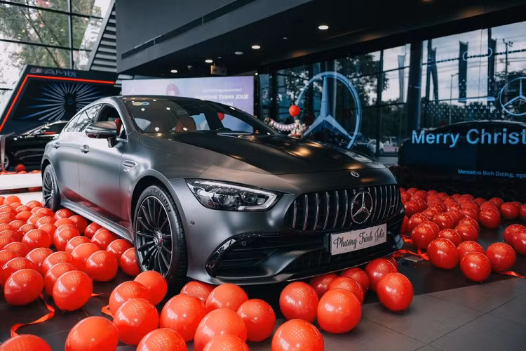 Hiện chưa rõ chồng sắp cưới kém 3 tuổi của Phương Trinh Jolie bỏ ra số tiền bao nhiêu để mua chiếc xe Coupe 4 cửa này, chỉ biết rằng, giá xe Mercedes-AMG phiên bản GT53 4Matic tại Việt Nam đang được phân phối chính hãng từ 6,3 tỷ đồng.