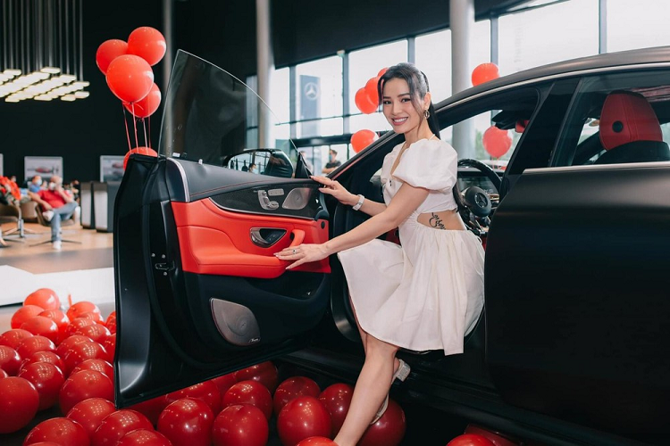 Chiếc xe Coupe 4 cửa Mercedes-AMG GT53 của Phương Trinh Jolie mới được hôn thê tặng nhân dịp giáng sinh có ngoại thất màu đen nhám và nội thất tông đỏ rất bắt mắt. Số lượng dòng xe Mercedes-AMG GT 53 tại thị trường Việt Nam không nhiều và Phương Trinh Jolie cùng chồng sắp cưới là những người rất chịu chơi mới tậu dòng xe này.