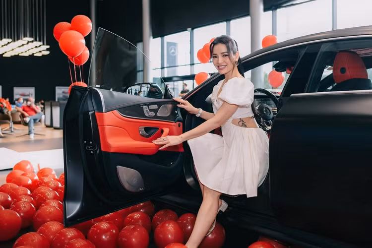 Chiếc xe Coupe 4 cửa Mercedes-AMG GT53 của Phương Trinh Jolie mới được hôn thê tặng nhân dịp giáng sinh có ngoại thất màu đen nhám và nội thất tông đỏ rất bắt mắt. Số lượng dòng xe Mercedes-AMG GT 53 tại thị trường Việt Nam không nhiều và Phương Trinh Jolie cùng chồng sắp cưới là những người rất chịu chơi mới tậu dòng xe này.